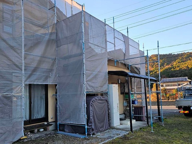 住宅玄関まわりなど複雑な形状部分に設置されたくさび緊結式足場の様子