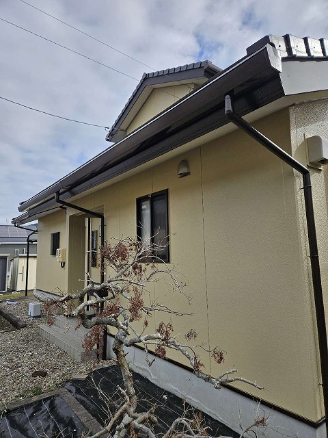 付帯部も含め外壁塗装工事が完了した住宅の全景
