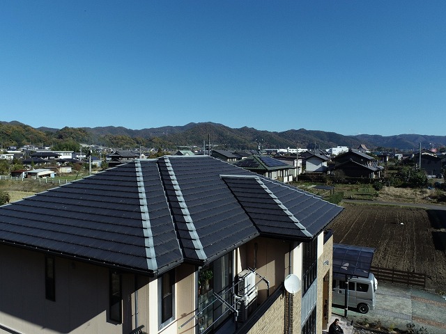 ドローンを用いた定期点検で撮影した屋根の棟部分