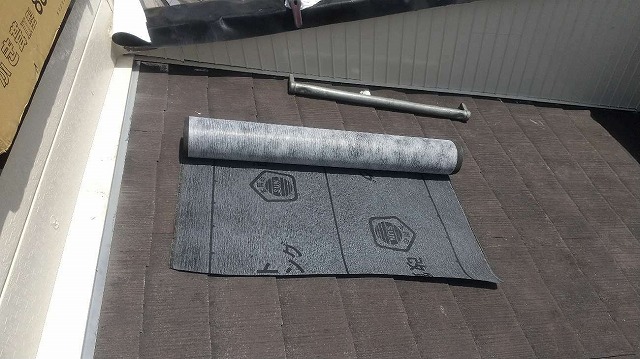 屋根カバー工法でスレート屋根の上に改質アスファルトルーフィングを施工