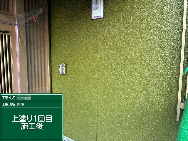 モルタル外壁塗装工事で中塗りが完了し、凹凸のある外壁面が塗り上がった状態