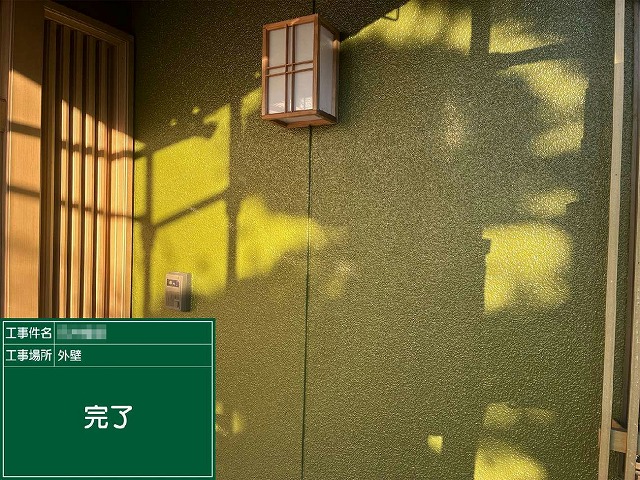 玄関周辺のモルタル外壁の上塗り完了後の仕上がり状態