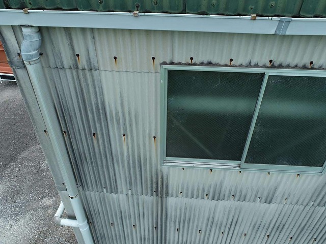 工場建物の波型スレート外壁のフックボルトにサビが発生