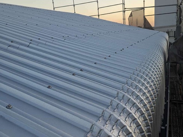 R形状に曲げ加工を施したガルバリウム鋼板屋根材の取り付け状況