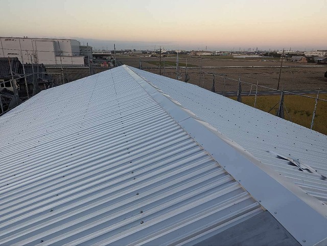 工場建物の波型スレート屋根のカバー工法メンテナンスが完了した仕上がり状況