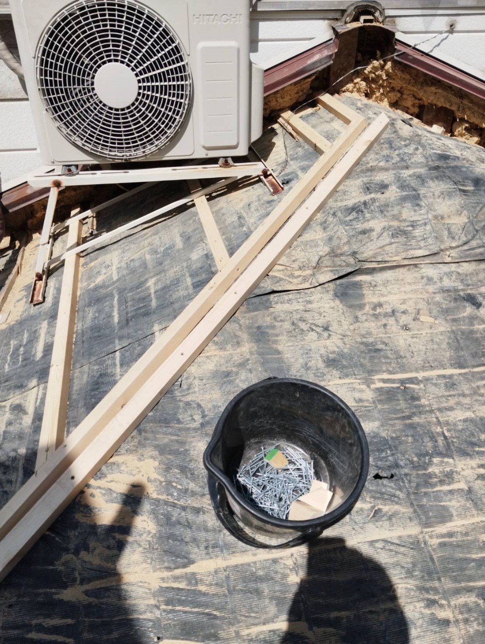 屋根葺き替え工事の下地づくり