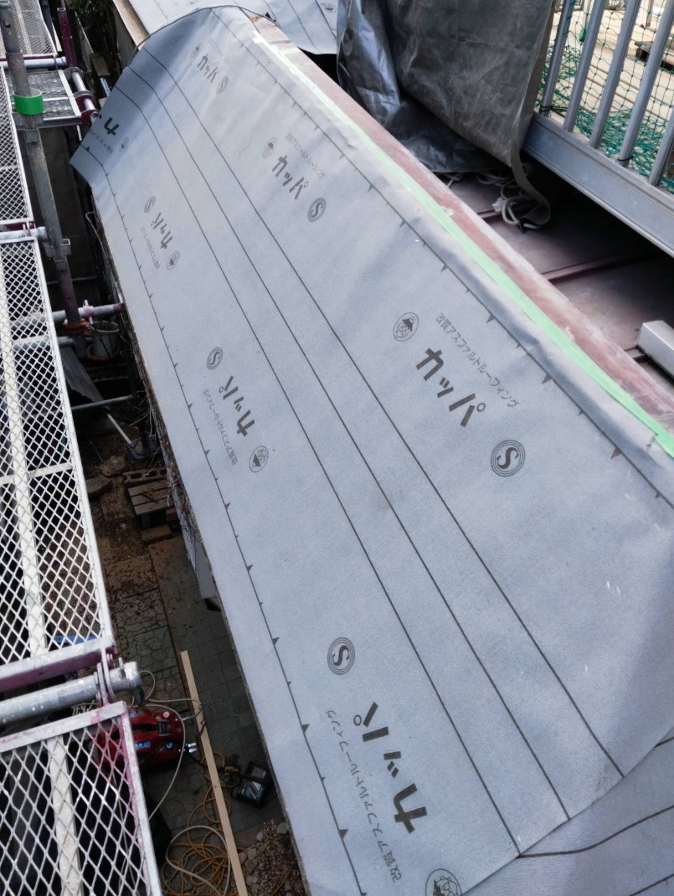 野地板に防水シートを固定