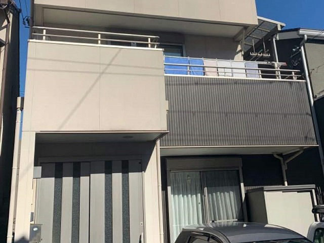 名古屋市港区の3階建て住宅でサイディング外壁の表面塗装やリシン吹き付けに劣化を確認