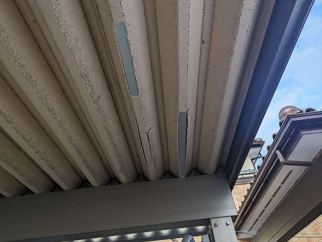 折板屋根の断熱材のペフが劣化して剥がれている様子