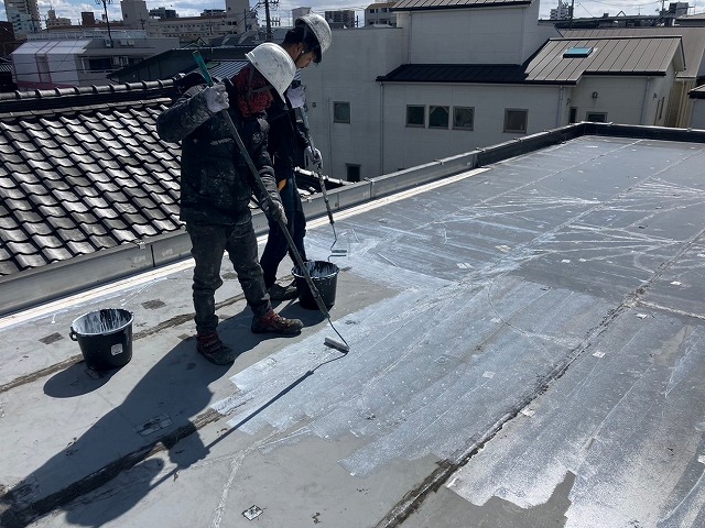 ウレタン塗膜防水のプライマー塗布を行う防水職人