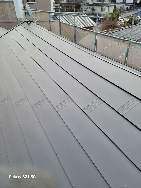 ツヤ消しのガルバリウム鋼板屋根をカバー工法で張り施工