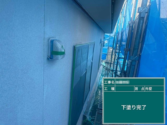 外壁塗装メンテナンスでサイディングに対する下塗りが完了した状況