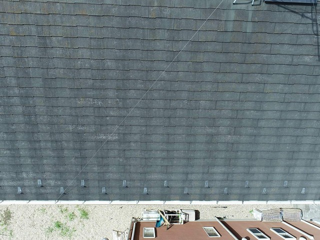 スレート屋根の塗膜剥がれを確認した現場調査