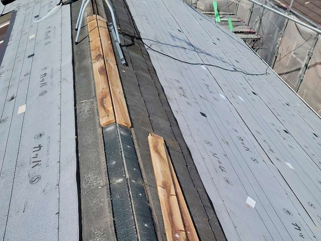 屋根カバー工法メンテナンスで棟板金の貫板を撤去している様子