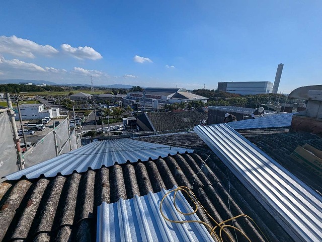 カバー工法による屋根改修工事で波型スレート屋根に折板屋根本体を設置