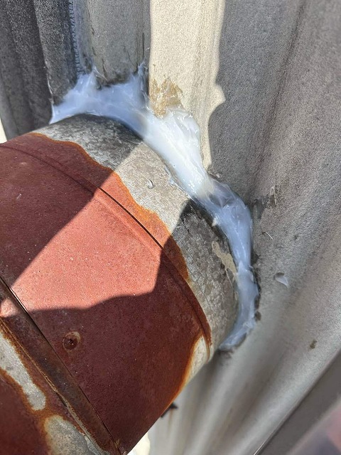 屋根カバー工法による改修工事で外壁と配管との取り合い部にコーキング処理