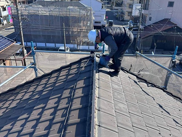棟瓦取り直し工事で樹脂製垂木の周囲に南蛮漆喰を塗り付け施工