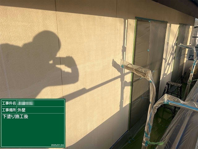 サイディング外壁塗り替え工事の下塗り施工完了状況