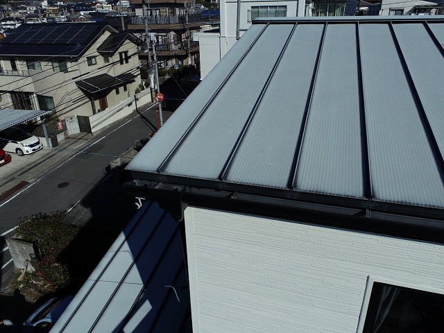 ガルバリウム鋼板屋根の退色を確認した屋根点検