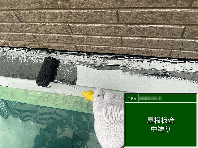 外壁塗り替え工事の雨押え板金への中塗り