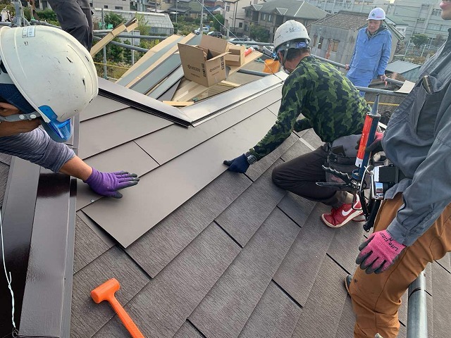 スレート屋根にシーガード工法のガルバリウム鋼板製の屋根材を施工