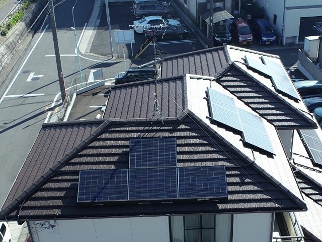 平板瓦屋根の棟部の漆喰に変色やひび割れを確認した家屋点検
