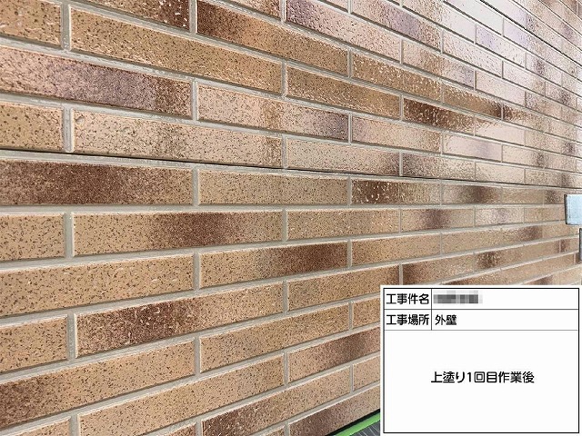 住宅外壁塗装工事のタイル外壁クリヤー塗装1回目上塗りが完了