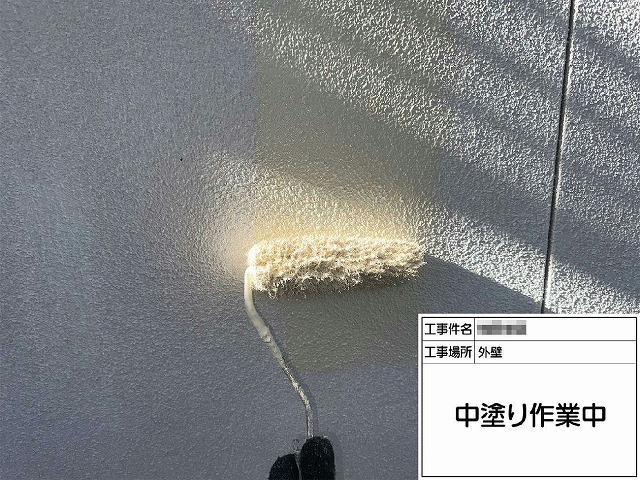 住宅外壁塗装工事のサイディング外壁への中塗り工程