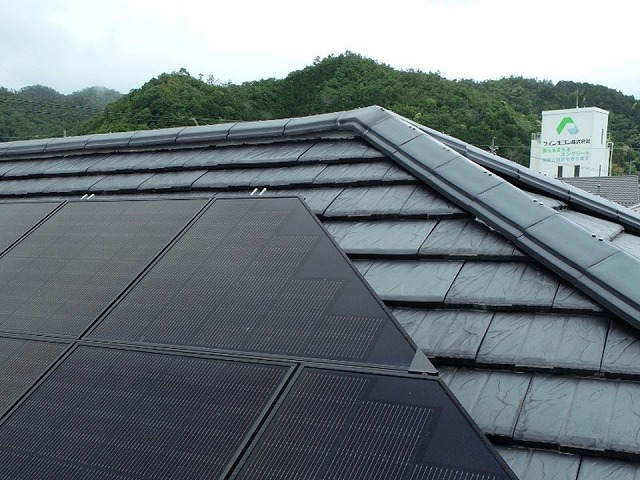 屋根の無料点検で棟の漆喰に変色などの劣化を確認