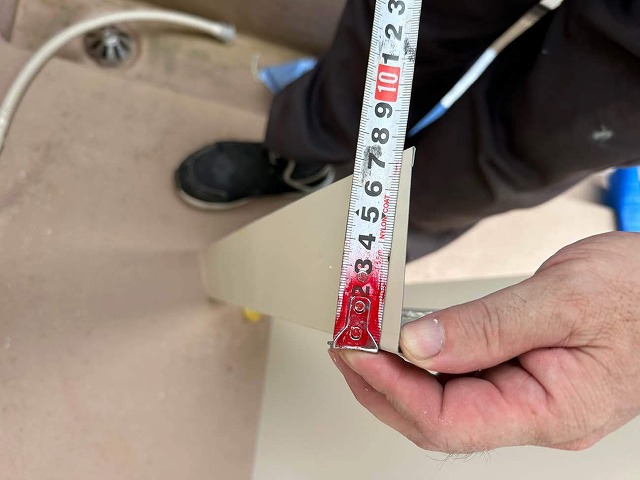 劣化したベランダ内壁出隅部への板金カバー補修で用いる板金材