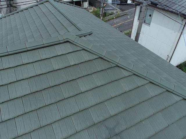 ドローンを用いた住宅の点検で屋根棟部漆喰に劣化を確認