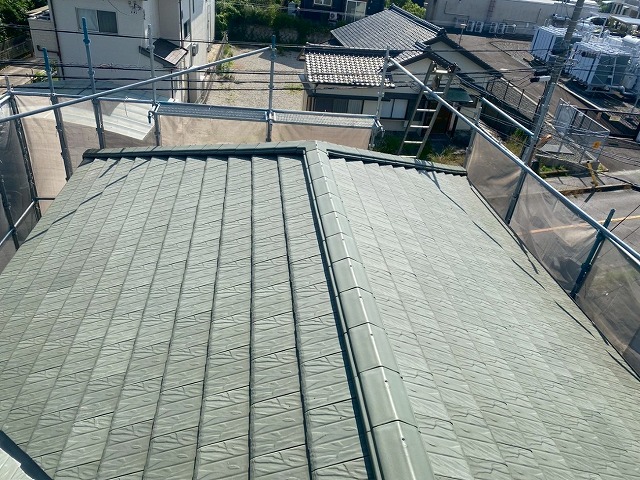取り外して保管していた棟瓦を復旧して棟瓦取り直し工事が完成