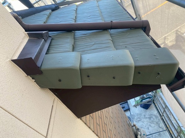 袖瓦取り直し工事の下屋根の袖瓦再設置が完了