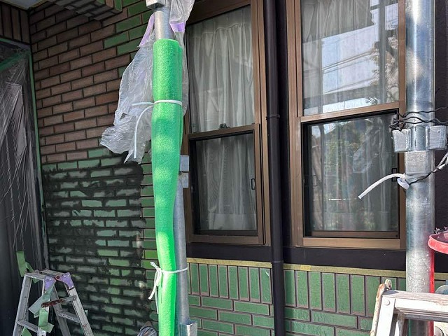 外壁タイル目地込み工事の目地材の充填と養生剥がし