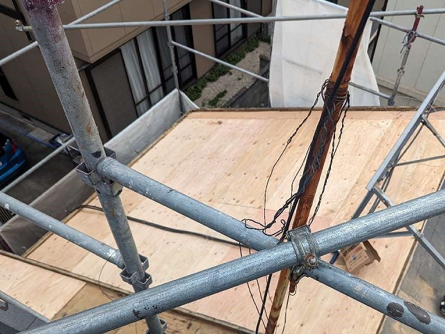 既存の瓦屋根を撤去した後に合板の増し張り施工