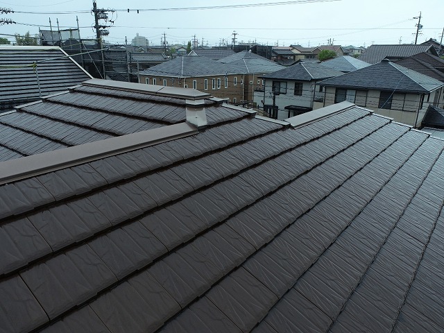 平板瓦仕上げの屋根の大棟や隅棟に板金役物が取り付けられている状況