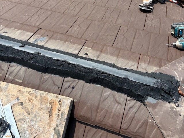 屋根棟役物取り替え工事のモルロック塗り付けによる土台づくり