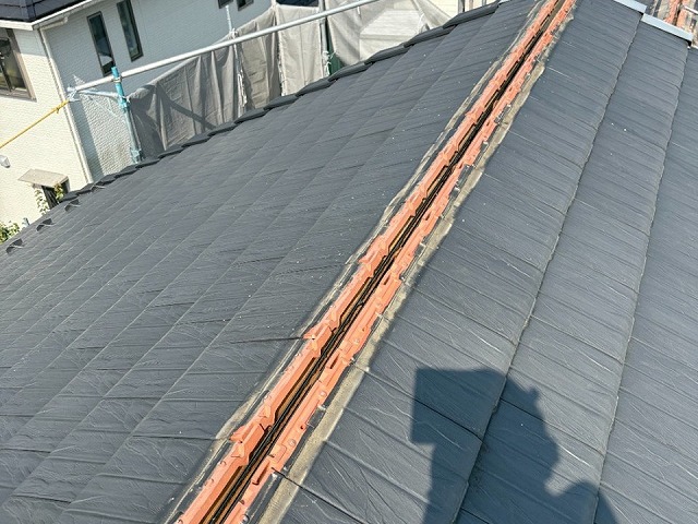 棟板金と瓦役物との取り替え工事で既存棟板金の撤去が完了した状況