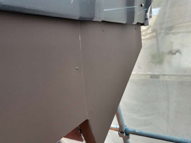 劣化した破風板に耐久性の高いガルバリウム鋼板を被せて固定した状況