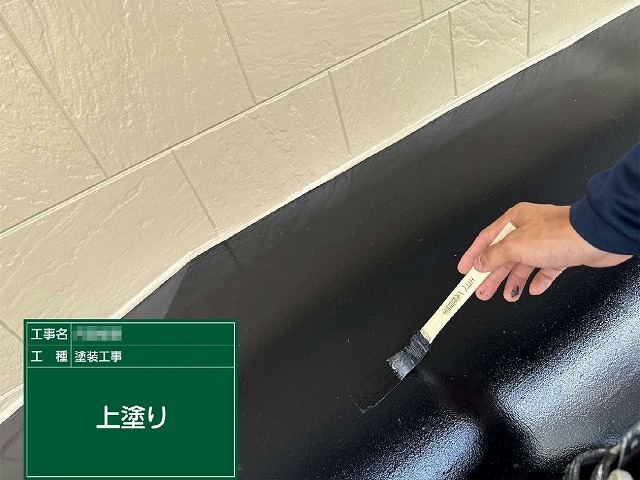 外壁塗装工事の庇板金への上塗り施工