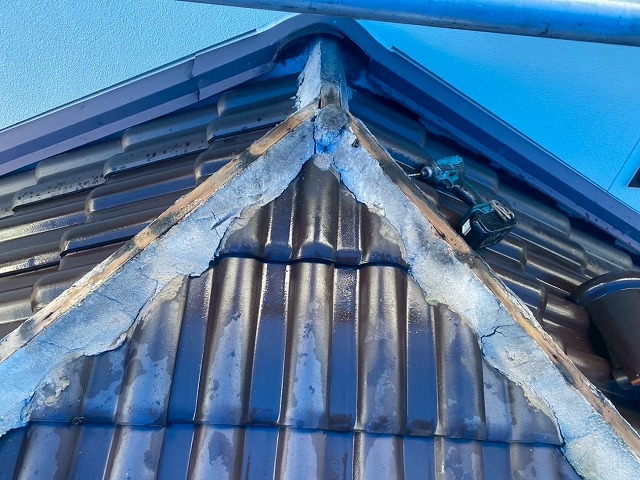 屋根棟瓦取り直し工事で既存冠瓦を取り外した後の垂木の著しい劣化