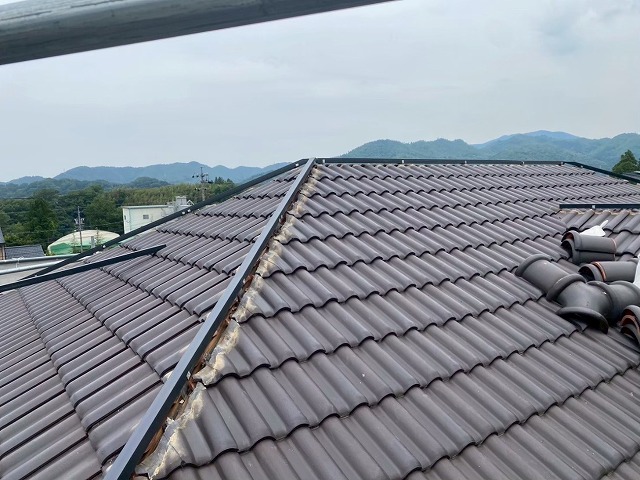 棟瓦取り直し工事で水に強い樹脂製垂木の取り付け