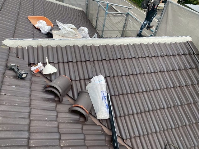 棟瓦取り直し工事でモルロックを塗り固めて土台部を構築した状況