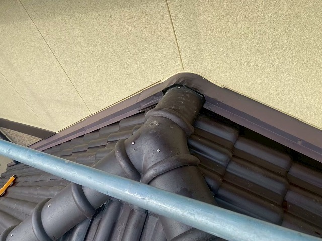 下屋根部の棟瓦取り直し工事で冠瓦の設置が完了