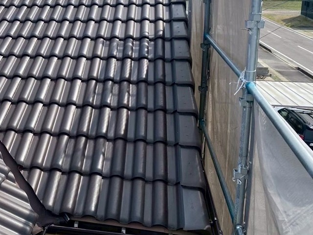 袖瓦取り直し工事の袖瓦再設置完了状況