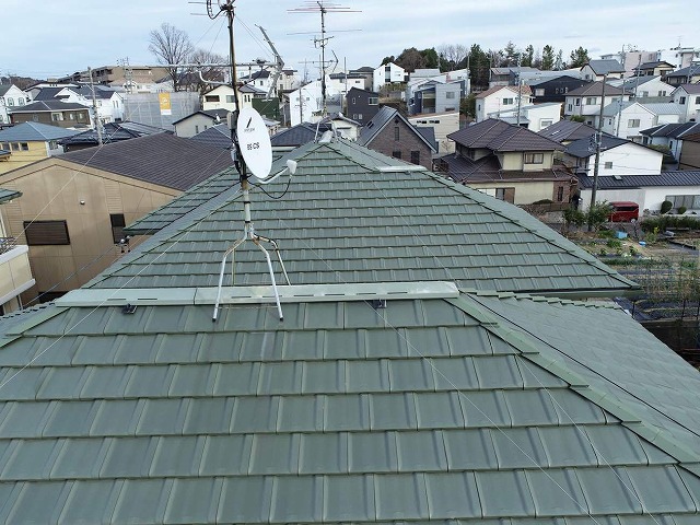 アパート建物の屋根調査で棟板金の色あせを確認