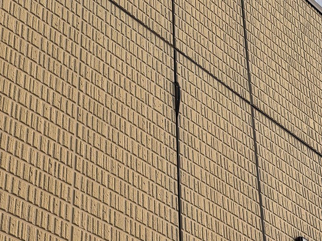 アパート建物の目地のシールジョイントが劣化して浮き上がっている様子