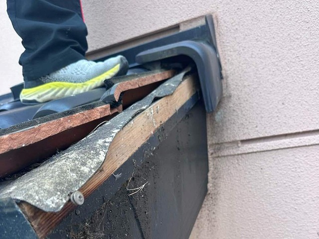 袖瓦取り外し工事の既存袖瓦取り外し後の木下地劣化状況