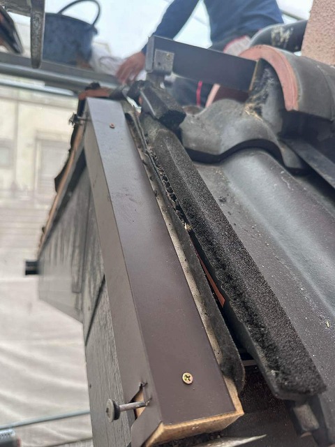 屋根袖瓦取り直し工事の木下地へ取り付けた水切り板金の加工状況