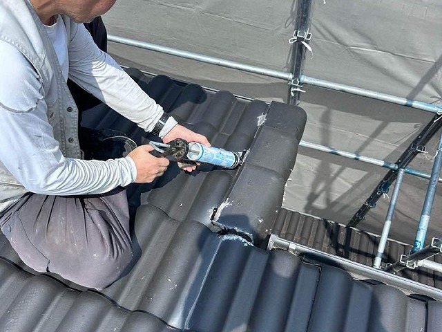 袖瓦取り直し工事の袖瓦周辺へのコーキング充填